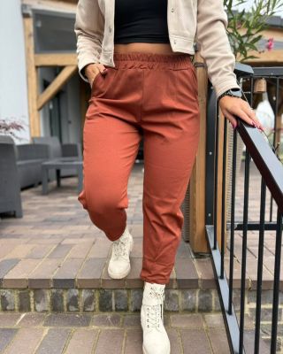 Co si budeme – pohodlí je základ! Na běhačky okolo dětí prostě potřebuješ kalhoty, které drží krok s tebou. Naše nové...