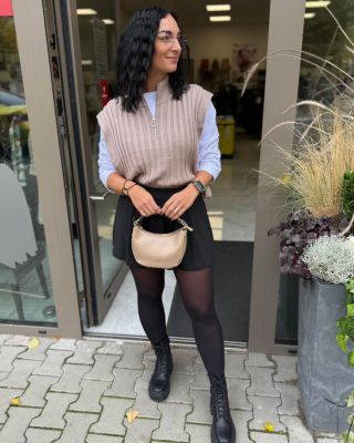 Když nevíš, co na sebe – tenhle set to vyřeší za tebe 😍 Pohodlné bílé tričko a pletená vesta v krásných odstínech šedé a...