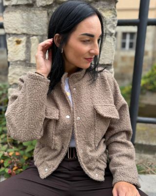 Ten moment, kdy ti outfit sedne líp než ranní káva 🥹☕️ KRULOVÝ bomber — dvě barvy, jeden must-have 💥899,-...