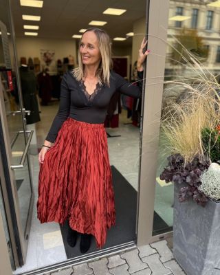 🔥Lehká, výrazná a neuvěřitelně pohodlná – přesně taková je naše mačkaná sukně za 899 Kč💰...