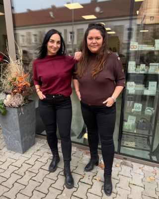 ✨ Novinka, kterou si zamilujete! Elegantní svetr s výraznými cvoky – pohodlný, stylový a ideální na každý den. Skvěle sedí...